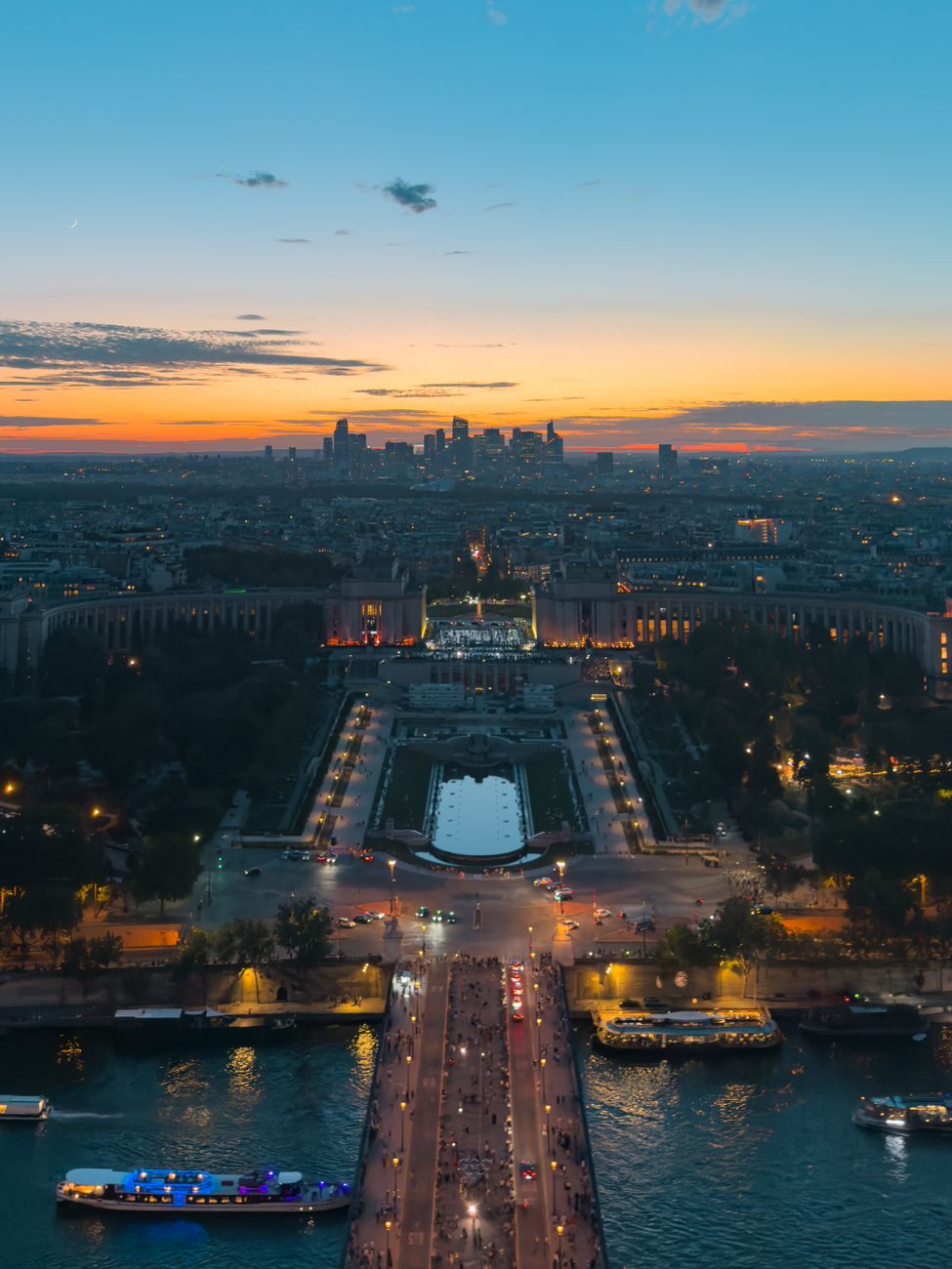 Vue panoramique de Paris et la Tour Eiffel au coucher du soleil
